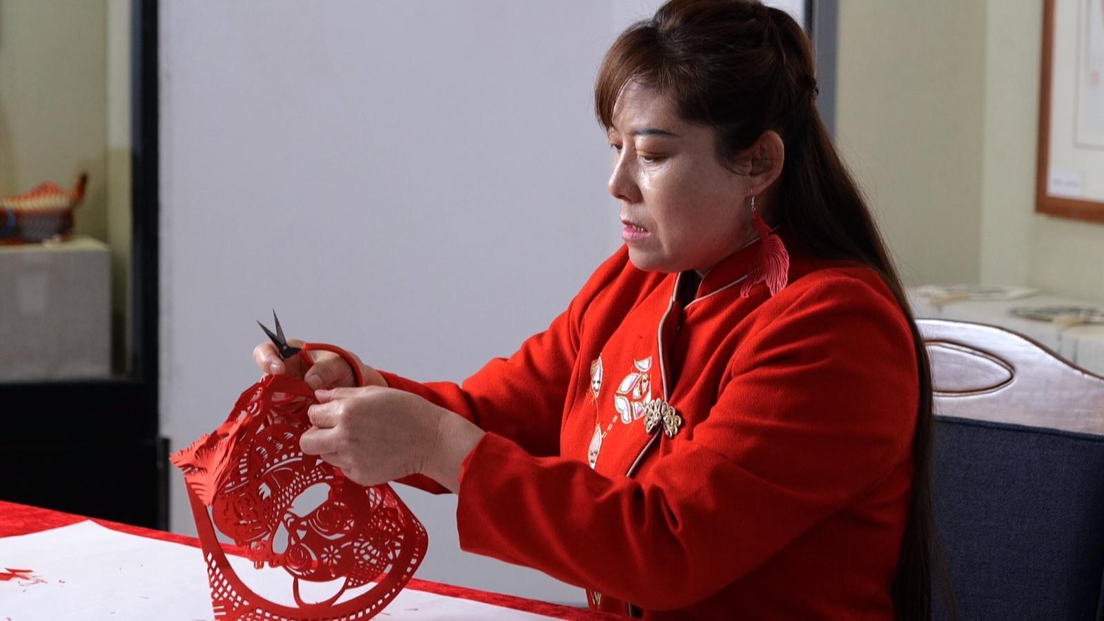 永昌非遗丨剪纸变潮服　守艺人靠一把剪刀征服网络
