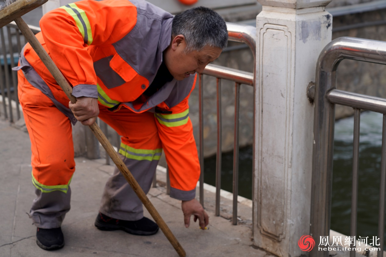 保洁人员打扫垃圾