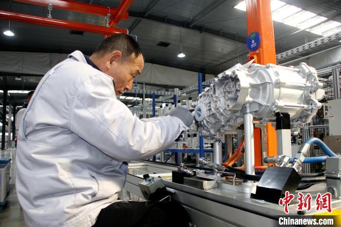 在沂南县的山东双林新能源科技有限公司，工人在检验自动化流水线生产的电机产品零部件。王凯 摄