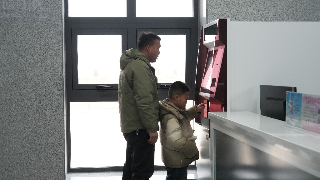 旅客在肃州站办理乘车业务
