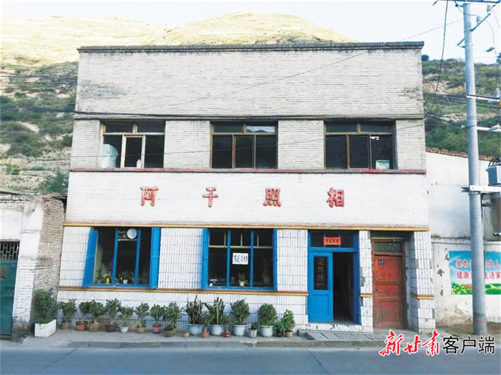 “大画幅”相机拍照老式吹风做造型　宝藏店怀旧风拉满