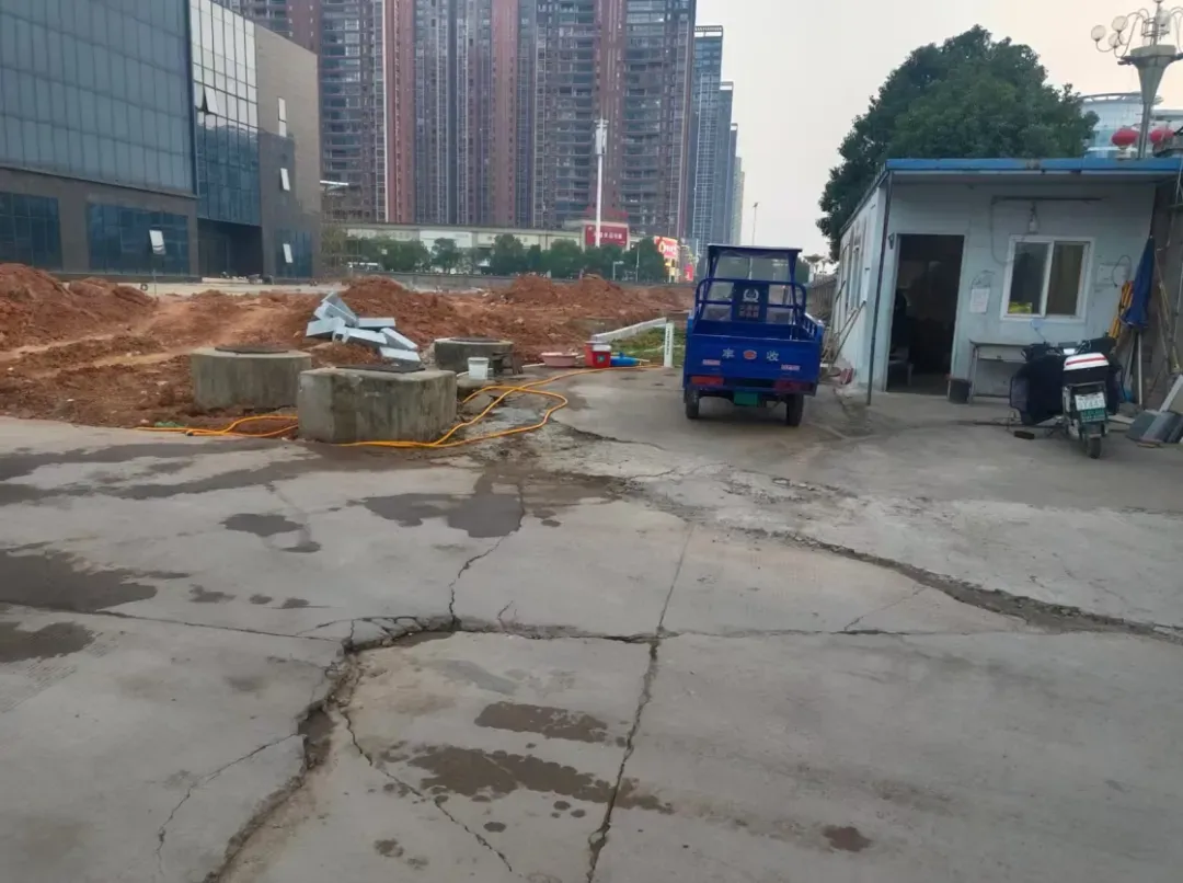 ▲地块现场图（此为网站挂图现为农商大楼项目，对比红线图出让应该是旁边一处空地）