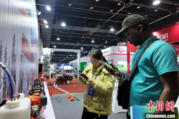 中国（永康）农林装备博览会开幕吸引中外参观者