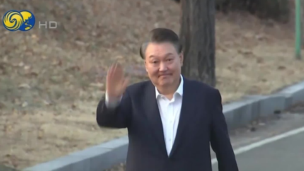 尹锡悦获释，支持者夹道欢迎