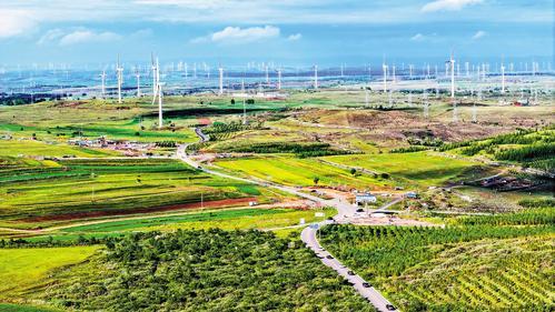 2024年7月17日，无人机航拍的位于张家口市张北县的风电设施。本报记者 耿 辉摄