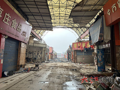 老洪城大市场D区已拆除三分之二。