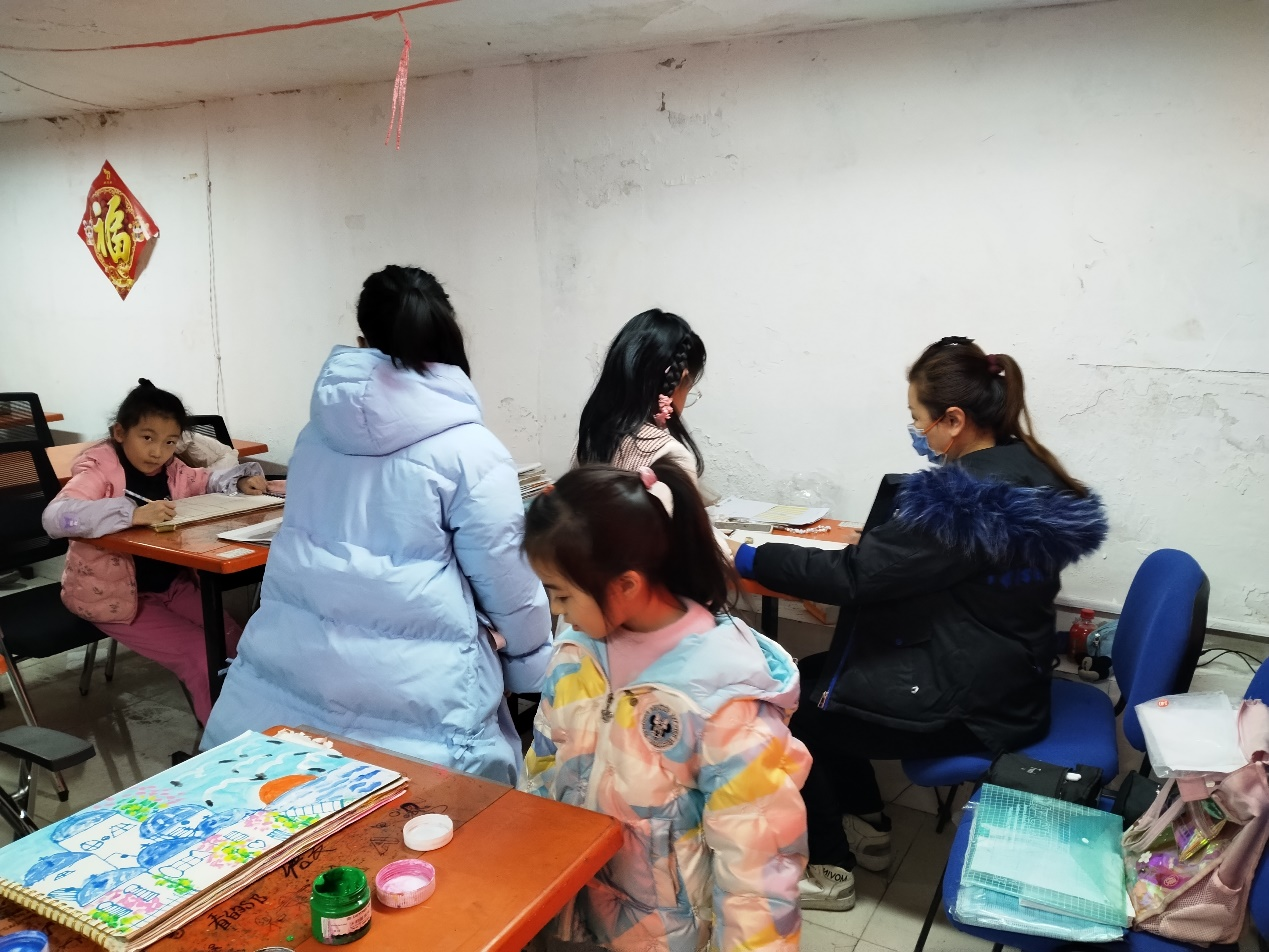 台东街道青啤社区举办庆“三八”儿童绘画活动