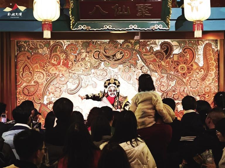 游客观看表演