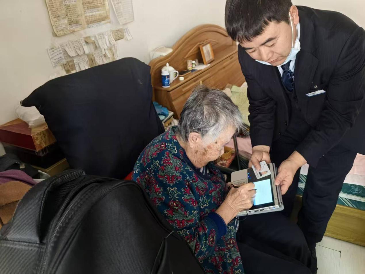 (建设银行哈尔滨道里银泰城支行工作人员高效服务老年客户)