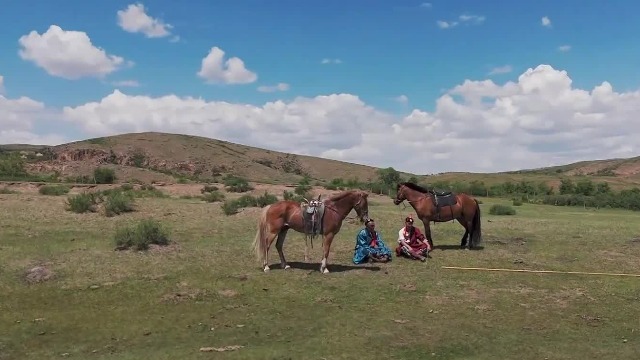 对于藏族人民来说，歌和日光、空气、水一样重要