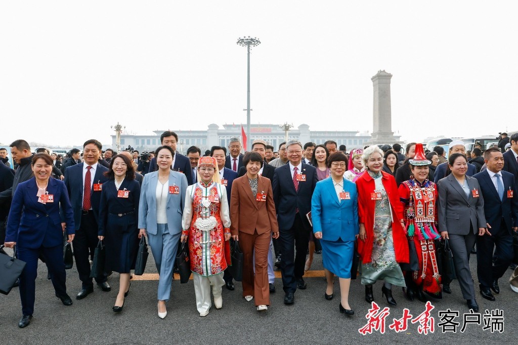 在甘全国人大代表意气风发、信心满怀步入会场　新甘肃·甘肃日报记者　孟捷