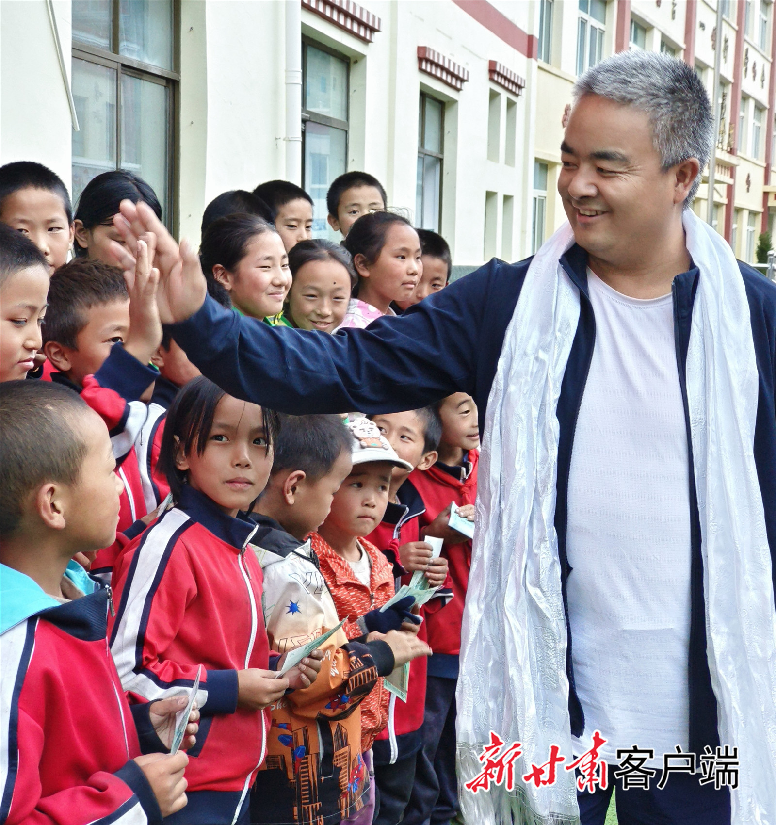 沙九和学生交流互动