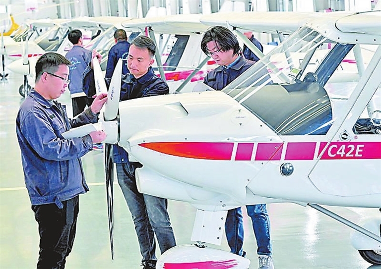 山西省大同轻型飞机制造有限公司生产车间内，工作人员正在全面检测即将出厂的轻型飞机。刘 通 王中勋摄