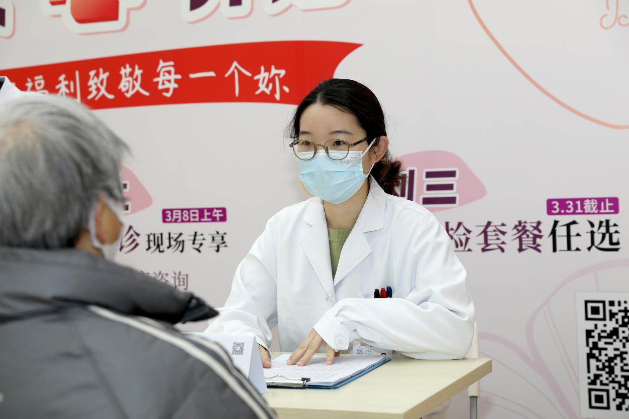 刘凯利医师仔细聆听患者需求