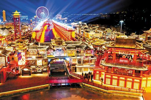 1月29日，唐山河头老街景区灯光璀璨，游人如织，一派红火热闹景象。 本报记者 赵 杰摄