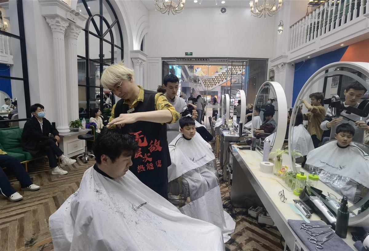 二月二这一天，武汉多家理发店顾客盈门