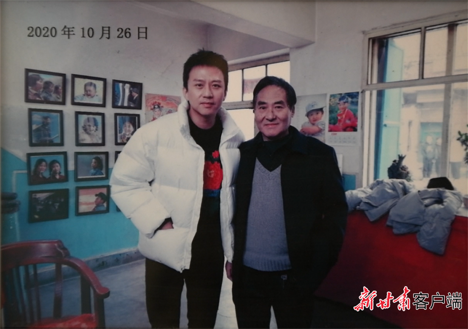 综艺摄制组来到阿干照相馆取景（图为邓超与魏洁雄的合影）