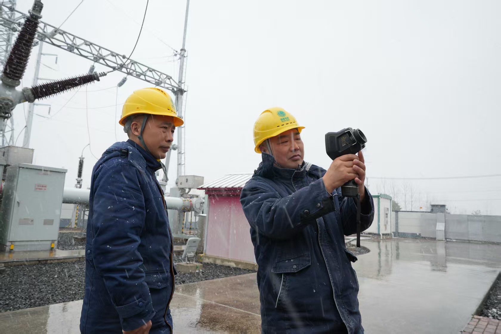 安徽阜南突降大雪，供电公司全力保电