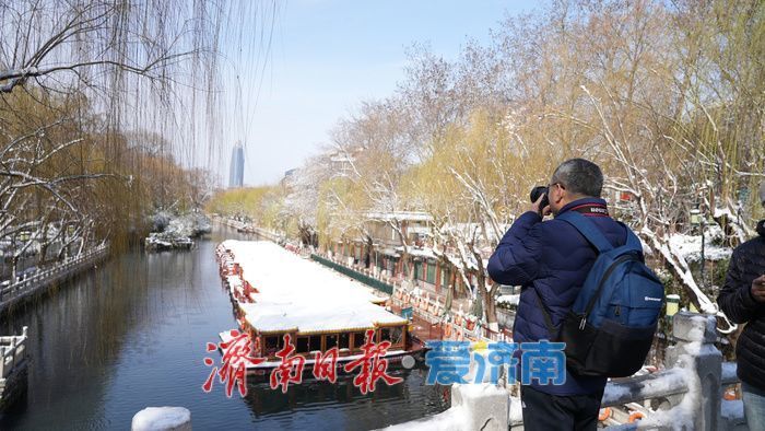 雪霁泉城披银纱，护城河畔如诗画