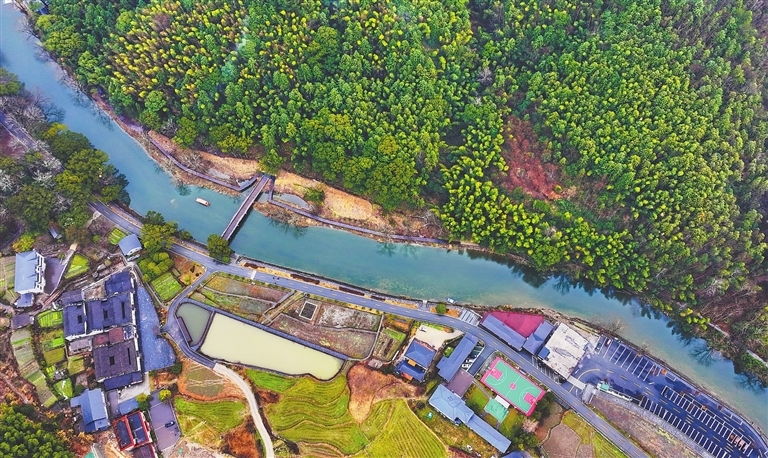 2月20日,无人机航拍靖安县璪都镇港背村。江西日报全媒体记者 张翰林摄