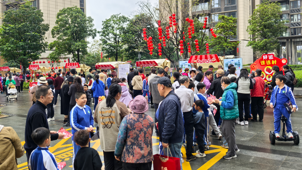 图:社区居民热情参与