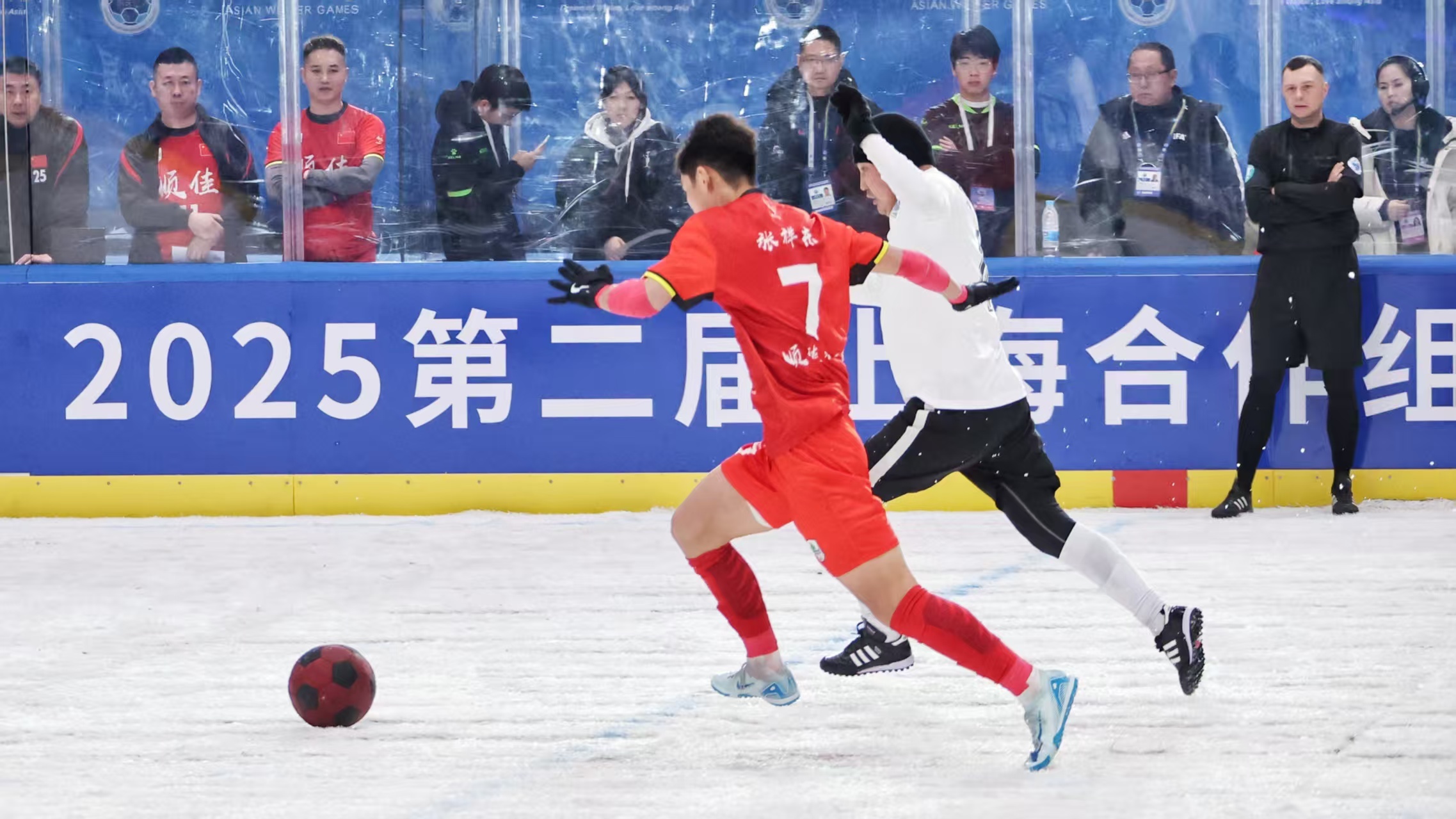 2025第二届上海合作组织雪地足球赛开幕  中国顺佳足球队旗开得胜