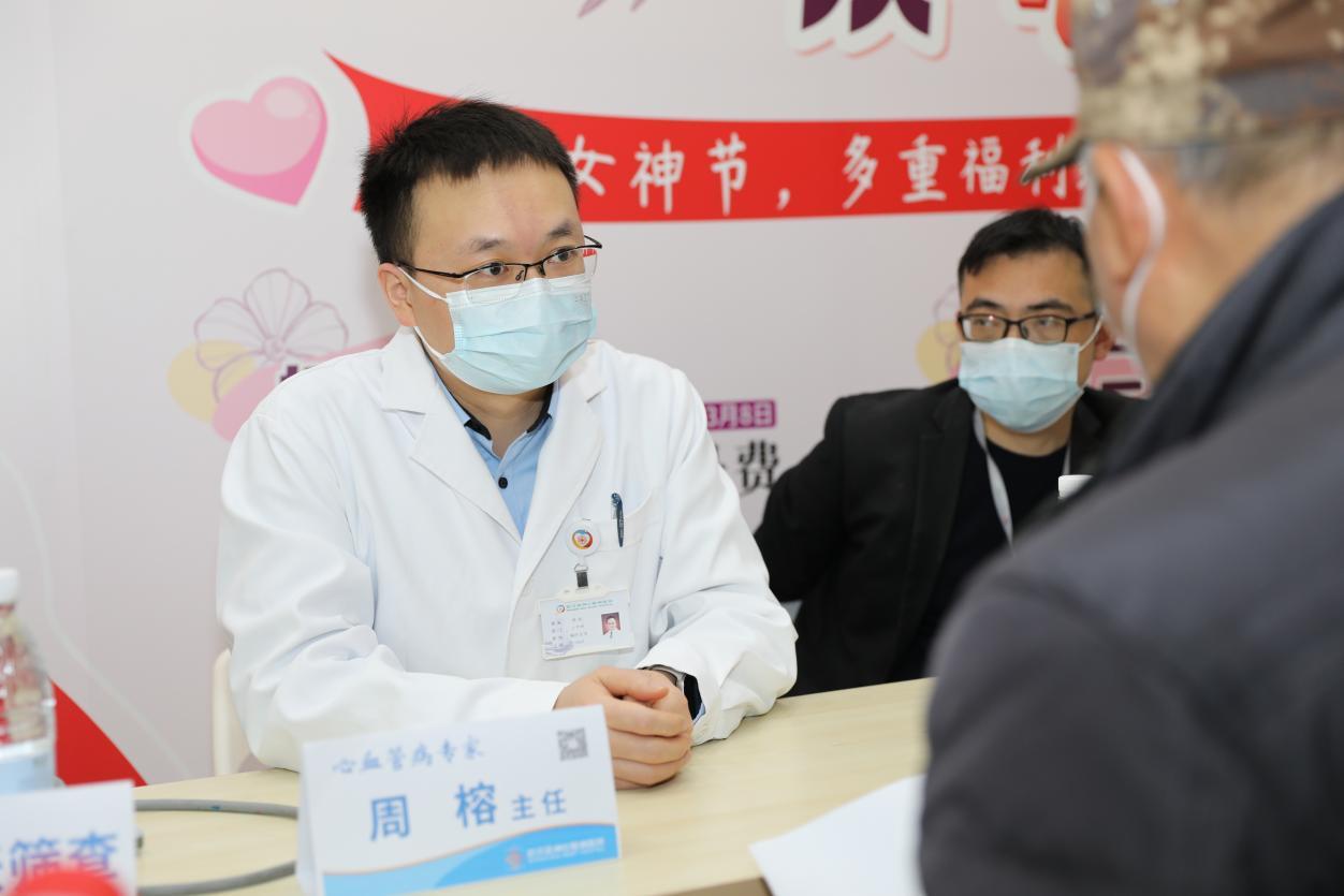 周榕主任耐心讲解疾病知识