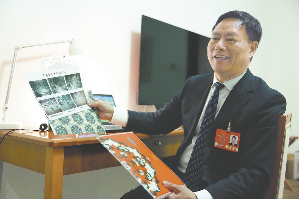 汪万福代表展示他随身携带的“敦煌元素”