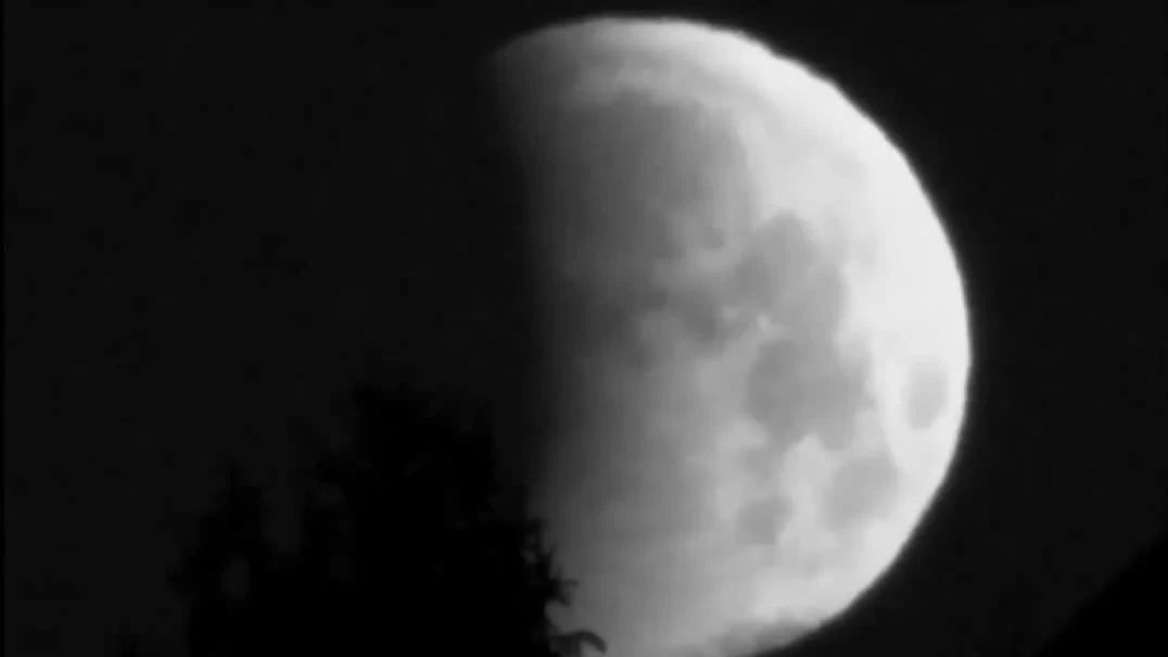 来看！这是另一种色彩的月亮，感觉不一样