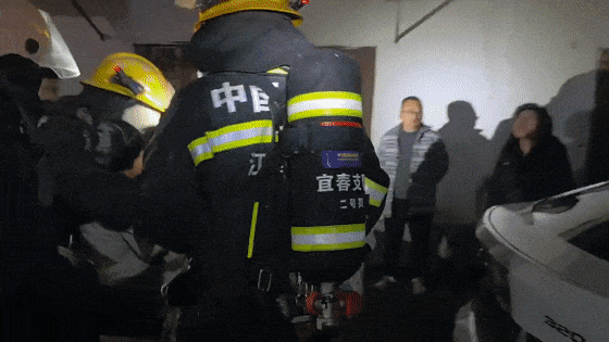 宜丰县一居民楼深夜起火 两男孩被困阳台！只因睡前忘关取暖器