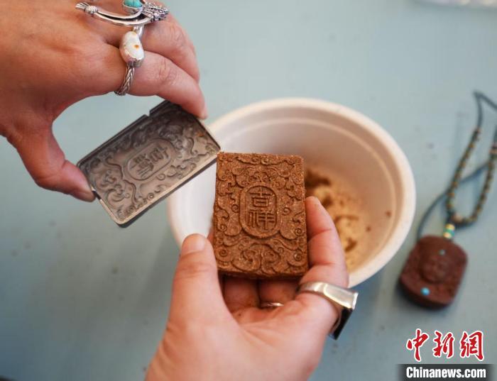 留学生们制作的香牌（杨浦区文旅局供图）
