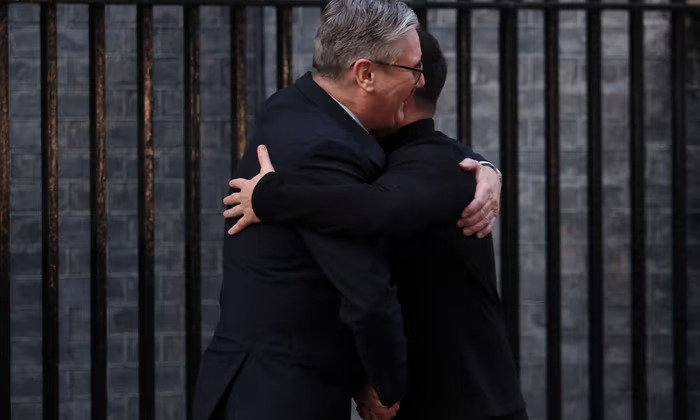 与特朗普冲突后,泽连斯基被英国首相热情拥抱