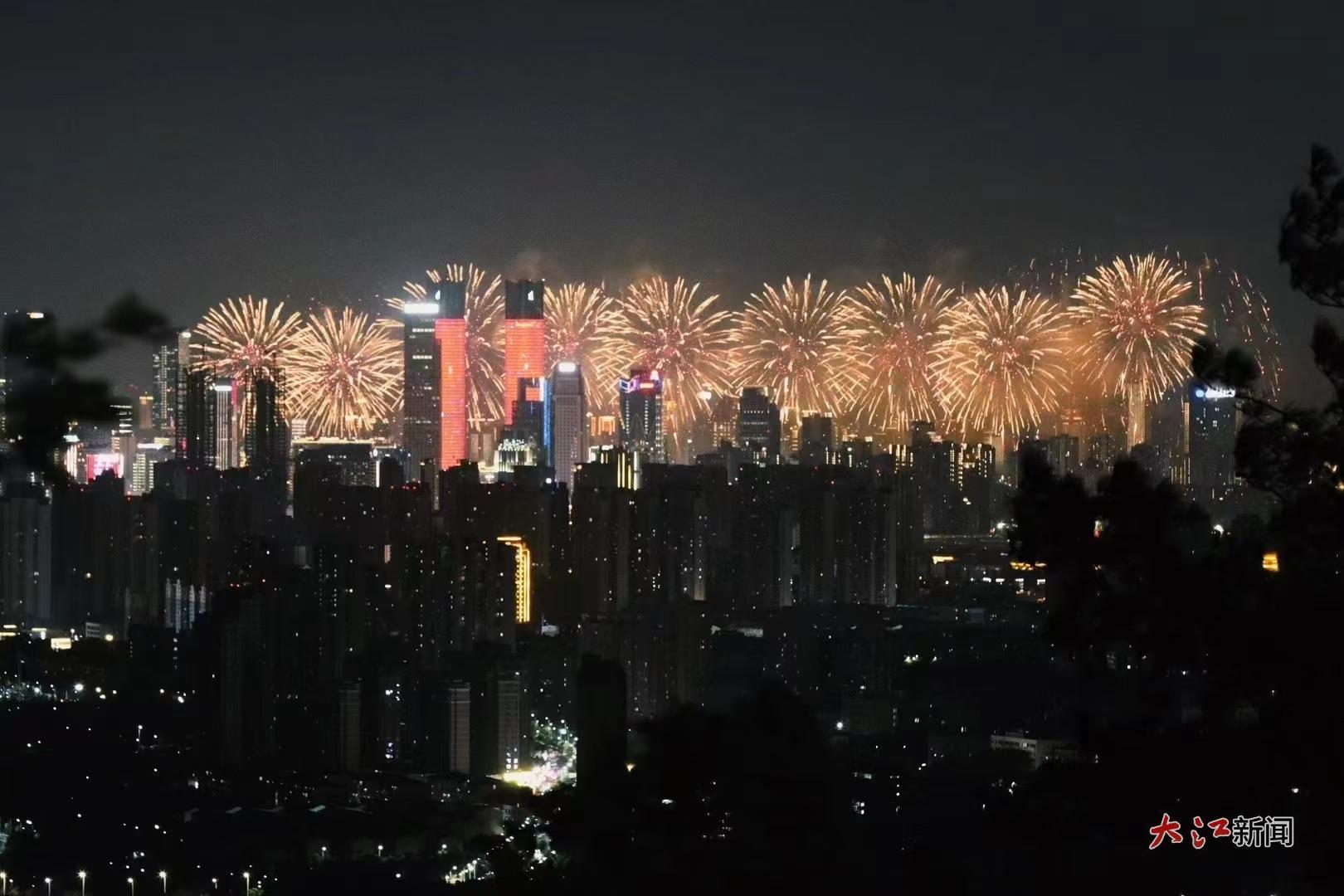 2024年国庆期间，游客在蟠龙顶观景台观赏到的惊艳烟花秀（资料图）