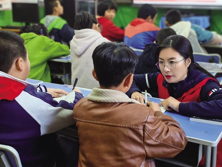 “兰州好人”陈静关爱乡村儿童