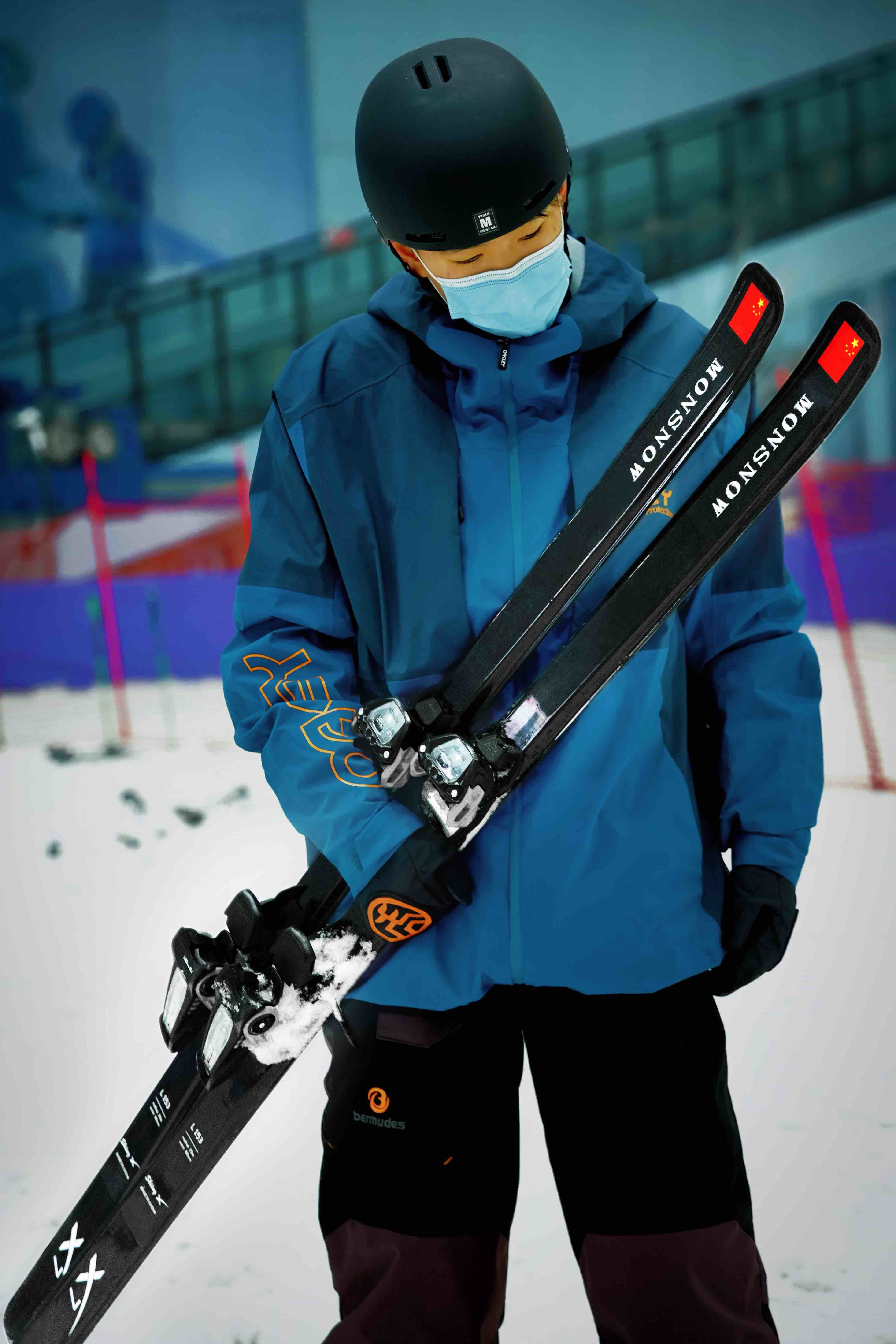 乾卯雪龙生产的滑雪板
