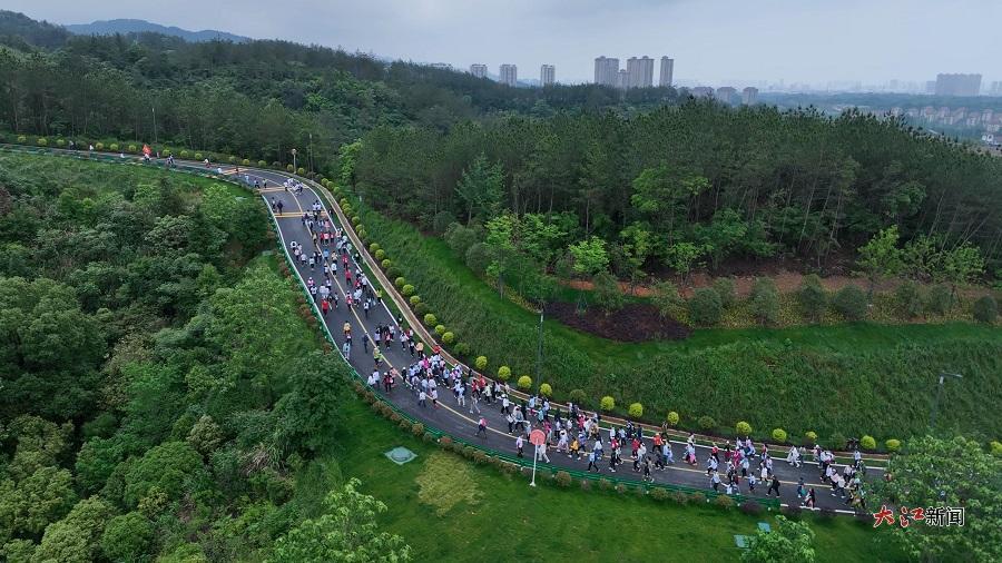 市民游客攀登蟠龙峰（资料图）