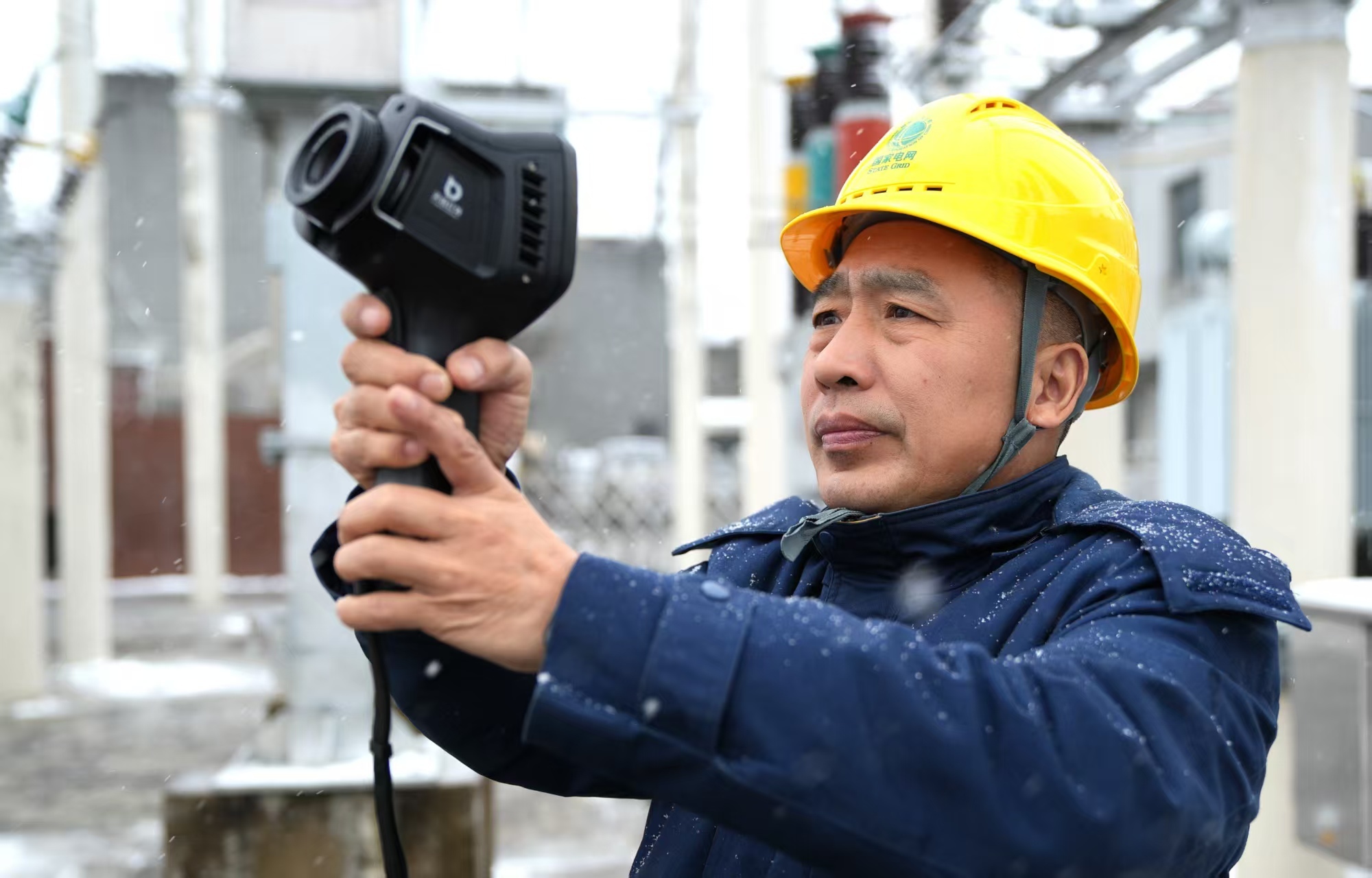 安徽阜南突降大雪，供电公司全力保电