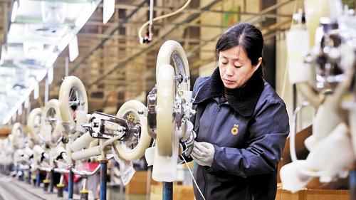 2月15日，在位于平乡县的邢台金天儿童用品有限公司，员工在组装童车。 本报记者 赵永辉摄