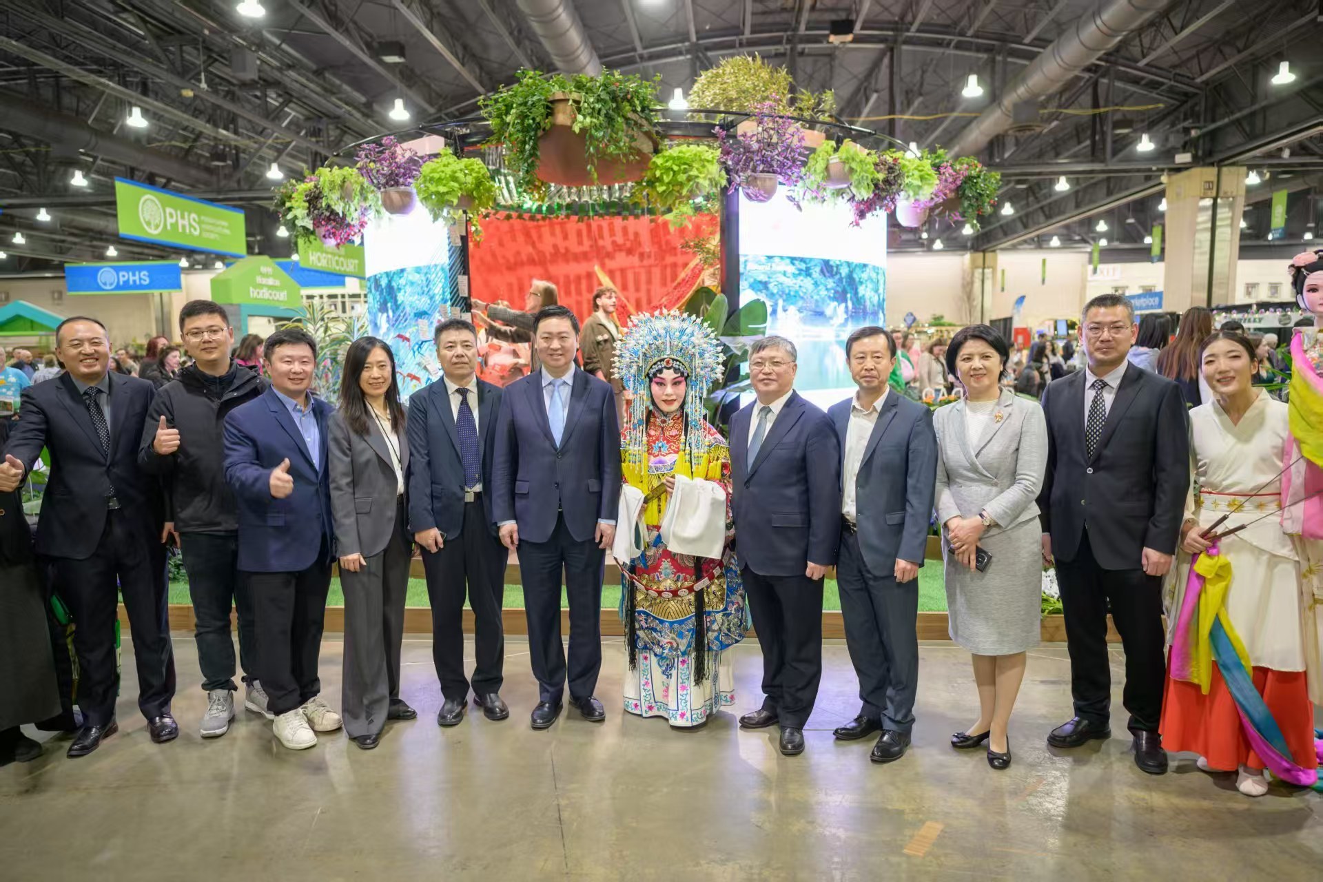 以花为媒，中美交流再添新靓点，中国青岛亮相第196届费城花展