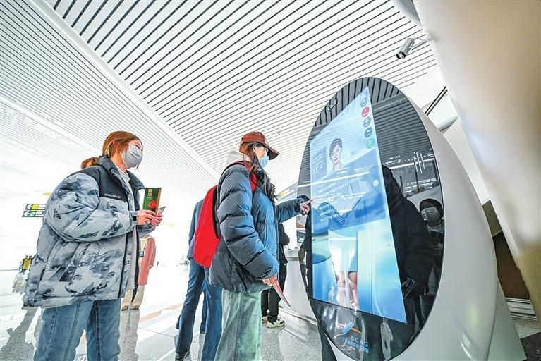 兰州中川国际机场T3“机器人小兰”　摄影/罗晋业