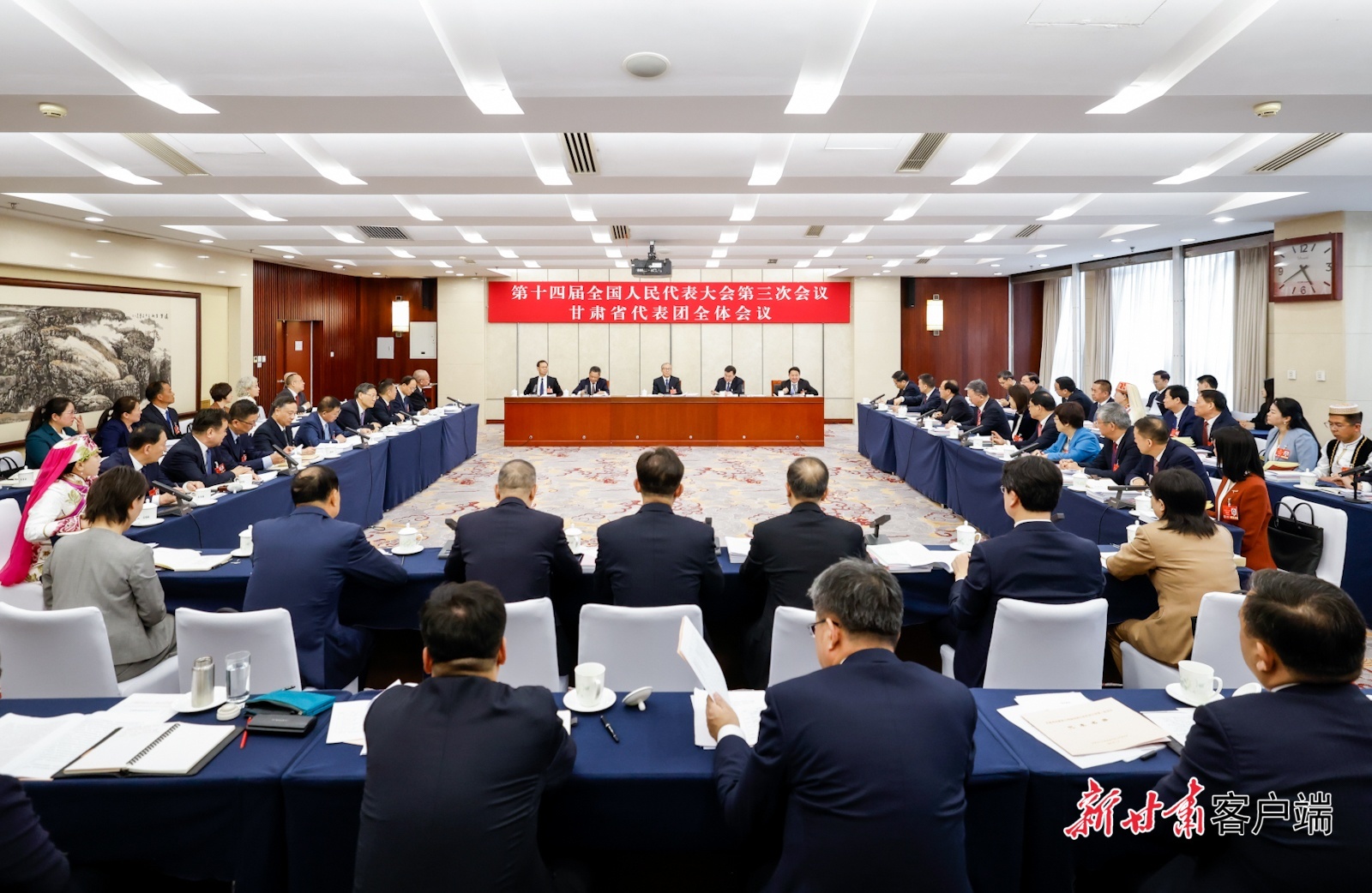 3月5日下午，十四届全国人大三次会议甘肃代表团在驻地举行全体会议，审议李强总理所作的政府工作报告。新甘肃·甘肃日报记者　孟捷