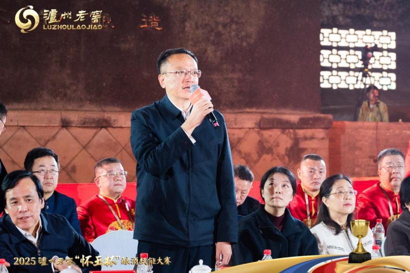 泸州市人民政府副市长、党组成员葛洪亮宣布开赛