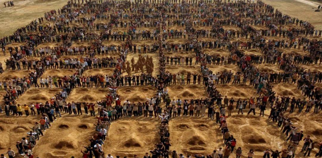 《老万-大地浮雕》 2007年中原工学院待硬化的“弘德广场” 五千多师生参与