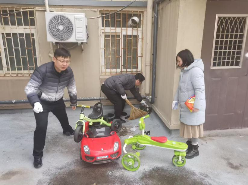 青岛市环境卫生发展中心携手市北区城市管理局到台东街道开展“党建引领学雷锋”环境卫生整治活动