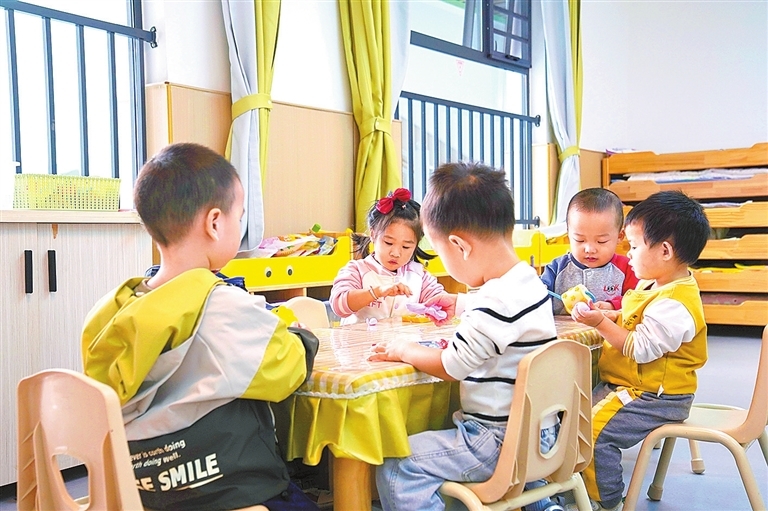 章贡区第一实验托育园内，运动结束后的孩子们在教室里上黏土课。