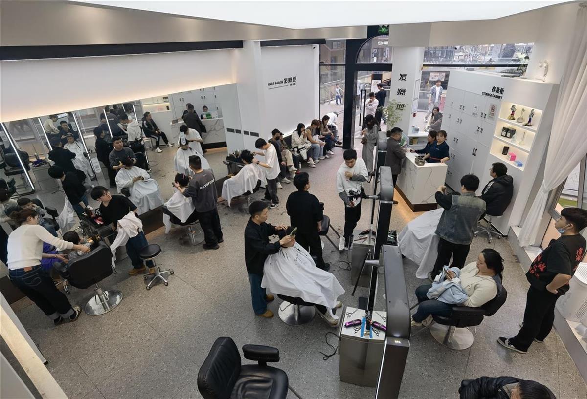 二月二这一天，武汉多家理发店顾客盈门