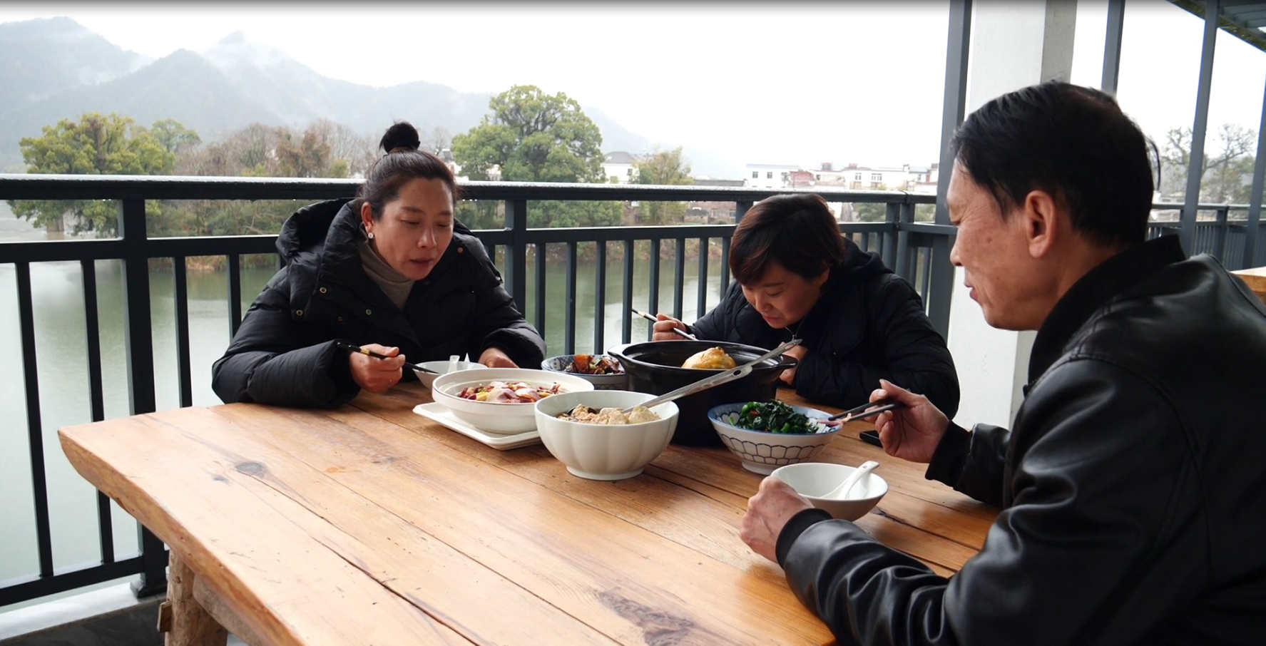 安徽休宁：惊蛰春笋破土出 火腿蒸出春天味