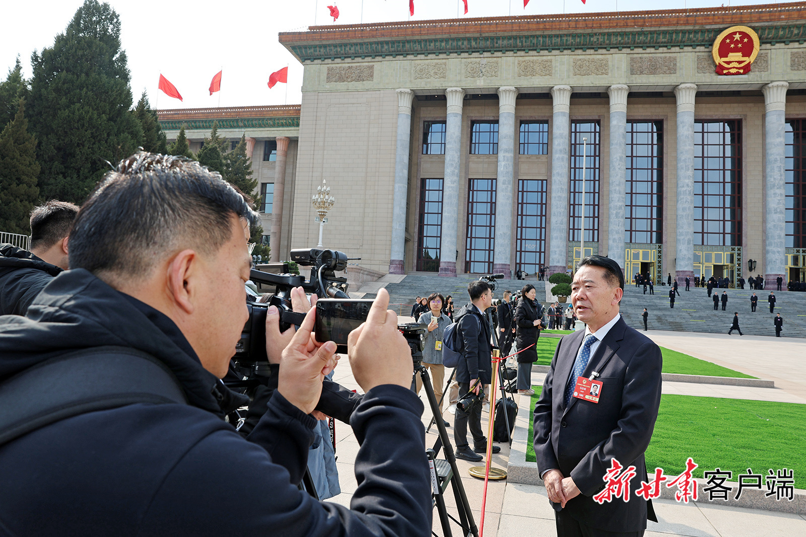 住甘全国政协委员在人民大会堂外接受记者采访 新甘肃·甘肃日报记者 田蹊