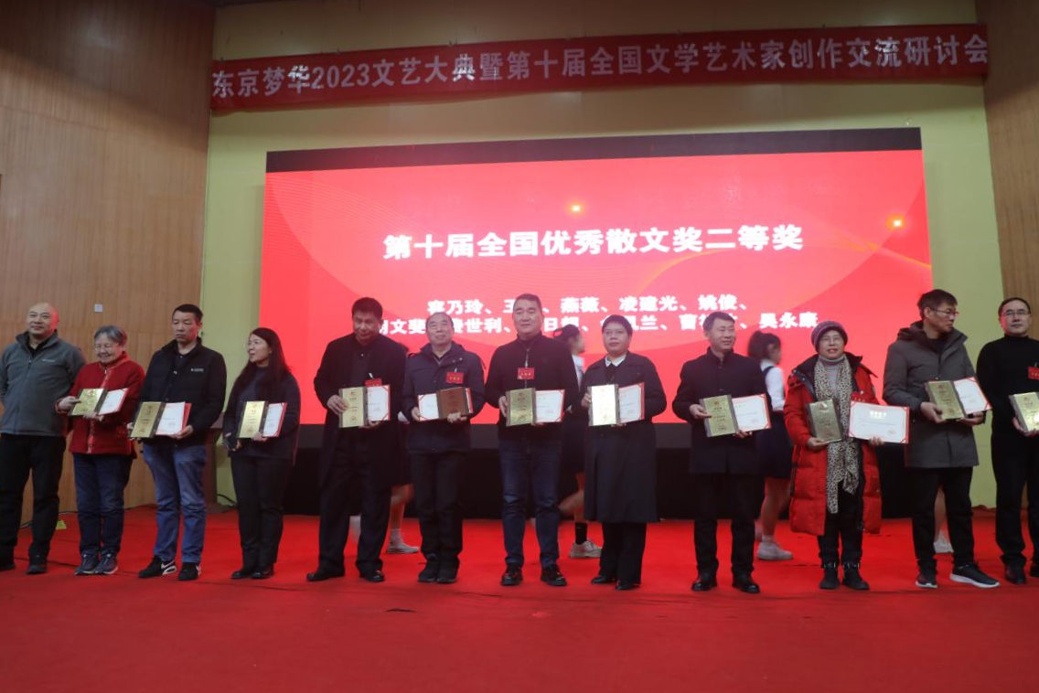 2023年12月15日，“东京梦华”第十届全国文艺大典举办。王伟作品《深圳打工》获全国散文二等奖。