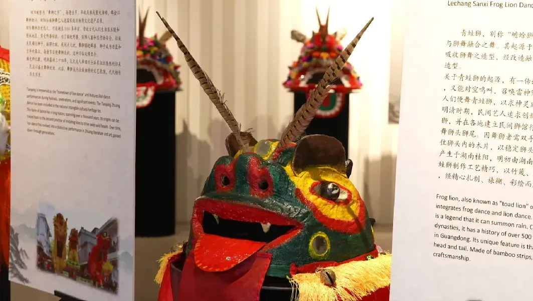 比利时小哥探访三溪青蛙狮，世界上唯一一种用嘴巴咬着玩的狮头！